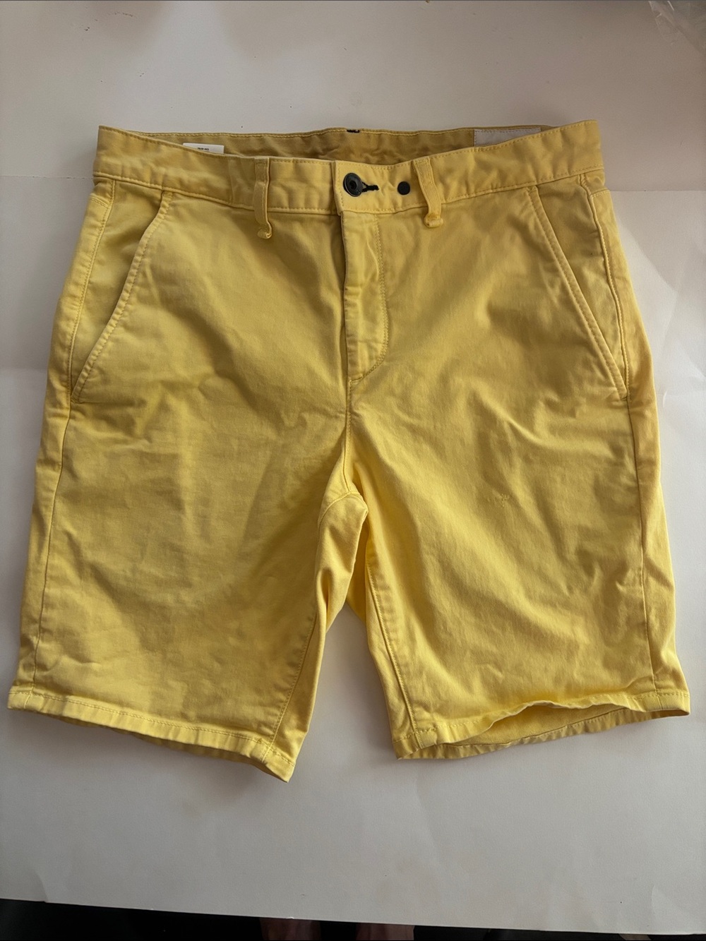 Rag&Bone Flat Front Yellow Corron Shorts w/8.5” Inseam and Pockets